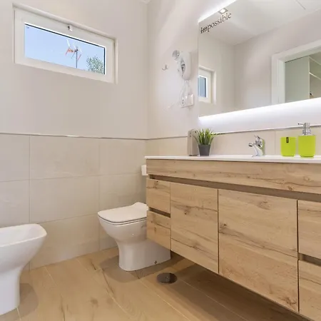 Laian * Triquivijate