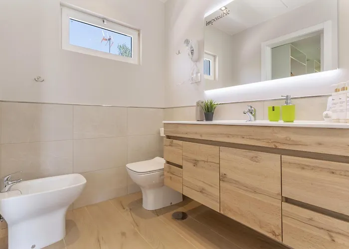 Laian * Triquivijate